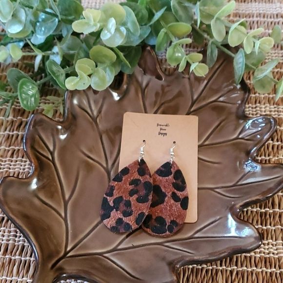Jewelry - Animal print earrings wire